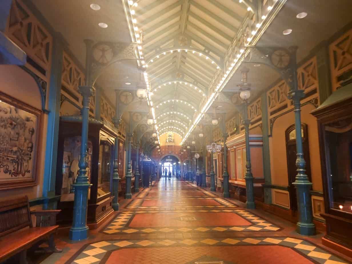 Empty Liberty Arcade at Disneyland Paris, a calm indoor rest spot often used by guests visiting Disneyland Paris pregnant.